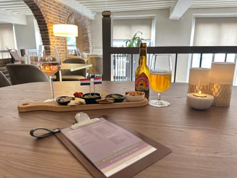 Restaurant/places to eat, Lounge or bar