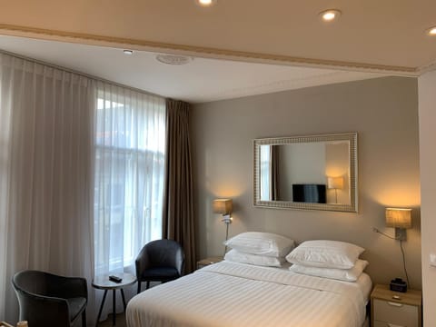 Bed, Seating area, Bedroom