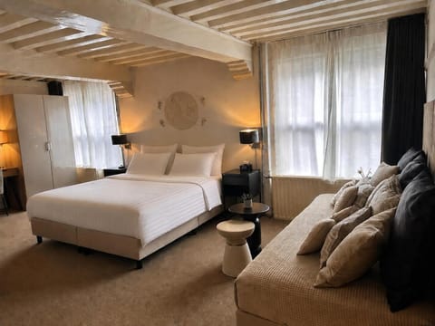 Bed, Seating area, Bedroom
