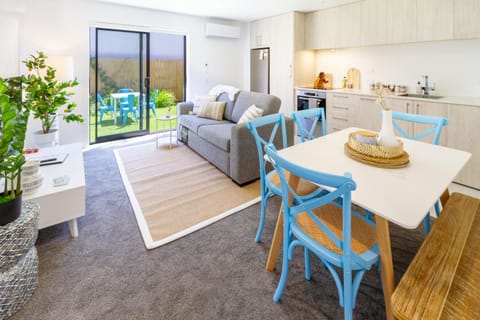 Facade/entrance, TV and multimedia, Living room, Photo of the whole room, Decorative detail, Dining area, hair dresser, air conditioner