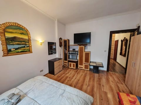 Bed, TV and multimedia, Bedroom, wardrobe
