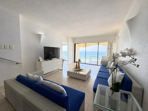 Day, Natural landscape, Summer, TV and multimedia, View (from property/room), View (from property/room), Balcony/Terrace, Balcony/Terrace, Living room, Lounge or bar, Seating area, Beach, Beach, Sea view, Sea view, Sunrise, Sunset, Family, Family, furniture, furniture, internet, internet, air conditioner, air conditioner
