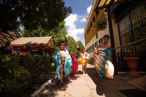 Restaurant/places to eat, People, children, Family
