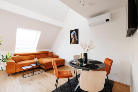 Communal lounge/ TV room, TV and multimedia, Kitchen or kitchenette, Living room, Seating area, Dining area, Evening entertainment, City view, City view, internet, internet, kitchen, kitchen, air conditioner, air conditioner