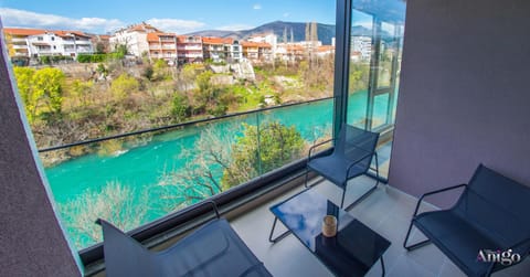 View (from property/room), Balcony/Terrace, Seating area, Mountain view, River view