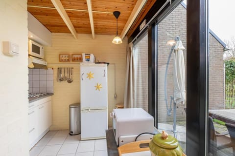 Welcome in - Vakantiehuisje Nr 86, Op een vakantiepark met zwembad, ruime en zonnige tuin Apartment in Burgh-Haamstede