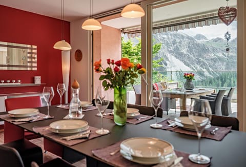 Seating area, Dining area, Mountain view