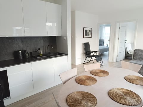 Coffee/tea facilities, Kitchen or kitchenette, Living room, Dining area, stove