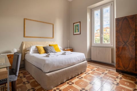 Bed, Photo of the whole room, Bedroom, internet, towels, wardrobe