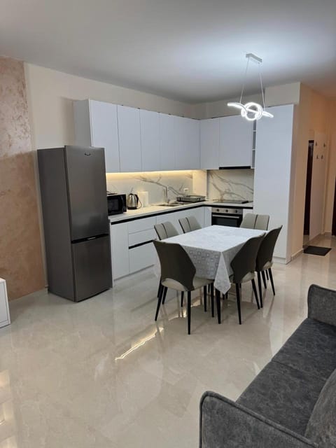 Kitchen or kitchenette, Dining area, oven, stove