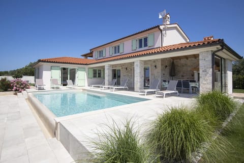 Property building, Swimming pool, sunbed