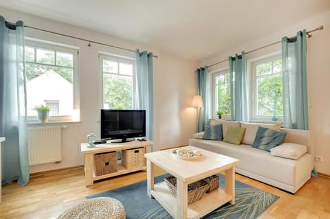 TV and multimedia, Living room, Seating area, Evening entertainment