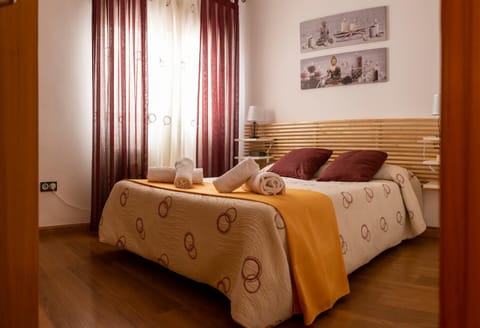 Bed, Photo of the whole room, Decorative detail, Bedroom, towels, wardrobe