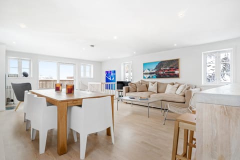 Living room, Seating area, Dining area