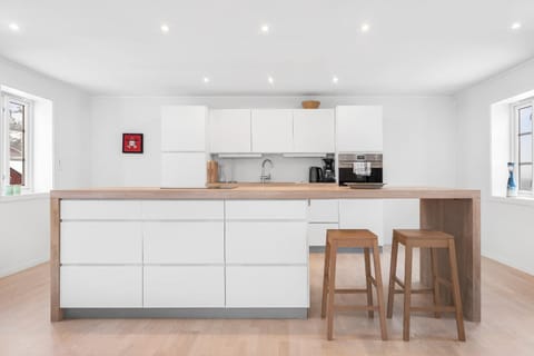 Coffee/tea facilities, Kitchen or kitchenette, Dining area, oven, stove, kitchen