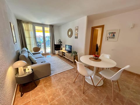 TV and multimedia, Living room, Seating area, Dining area