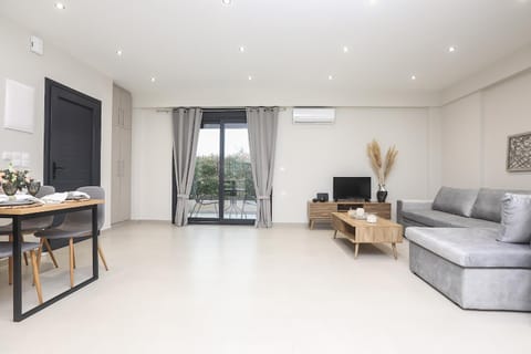 TV and multimedia, Living room, Seating area, Dining area, air conditioner