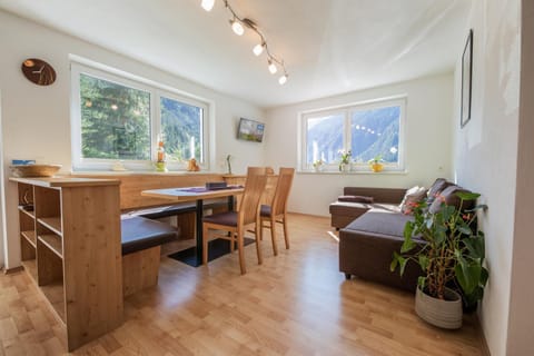 Dining area, Garden view, Mountain view