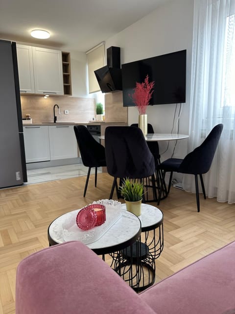 Communal lounge/ TV room, TV and multimedia, Kitchen or kitchenette, Living room, Seating area, Dining area, Evening entertainment