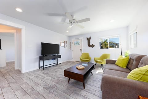 Charming Beach Bungalows - 4BR, Sleeps 10, Pets OK House in Carlsbad