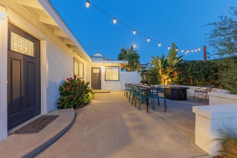 Charming Beach Bungalows - 4BR, Sleeps 10, Pets OK House in Carlsbad
