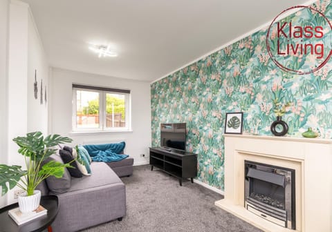 TV and multimedia, Living room, Decorative detail, Seating area, Dining area, Guests, group of guests, Family