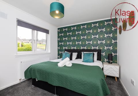 Bed, Decorative detail, Bedroom, Guests, group of guests, cot, Family