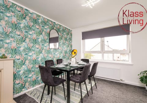 TV and multimedia, Living room, Decorative detail, Dining area, Guests, group of guests, Family