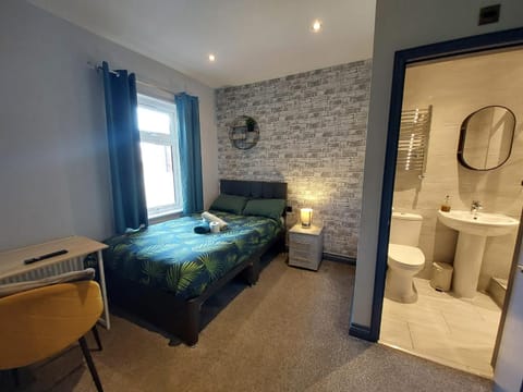 Bed, Bathroom, Photo of the whole room, Bedroom, towels