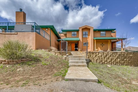 Scenic Alto Getaway with Mountain Views and Hot Tub! House in Alto