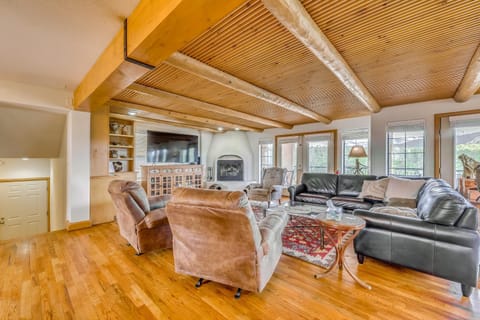 Scenic Alto Getaway with Mountain Views and Hot Tub! House in Alto