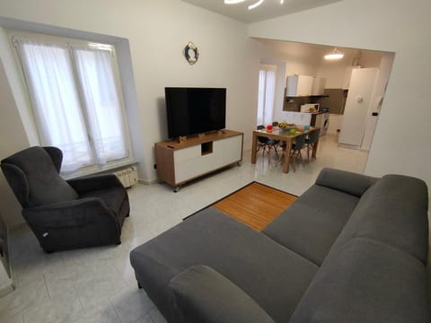 Communal lounge/ TV room, TV and multimedia, Living room, Seating area, Dining area, Evening entertainment