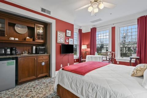 Bed, TV and multimedia, Kitchen or kitchenette, Dining area, Bedroom, fireplace, minibar