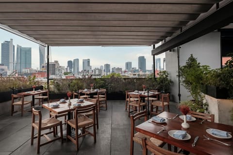 Restaurant/places to eat, Balcony/Terrace