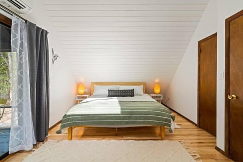 The Blue Forest Chalet - Kayak, Hike, Hot Tub Chalet in Stroud Township