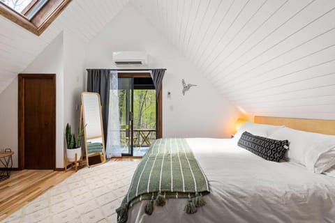 The Blue Forest Chalet - Kayak, Hike, Hot Tub Chalet in Stroud Township