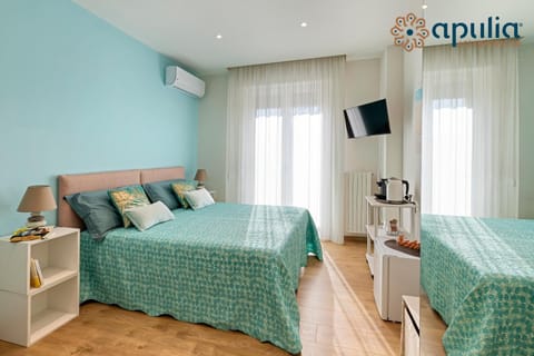 Photo of the whole room, Bedroom, air conditioner