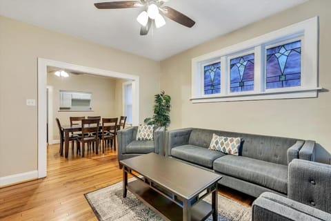 Tower Grove Getaway sleeps 8 House in southwest garden