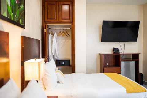 Bed, TV and multimedia, Photo of the whole room, Evening entertainment, Bedroom, wardrobe