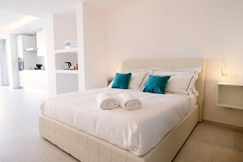 Bed, Photo of the whole room, Bedroom, towels, towels