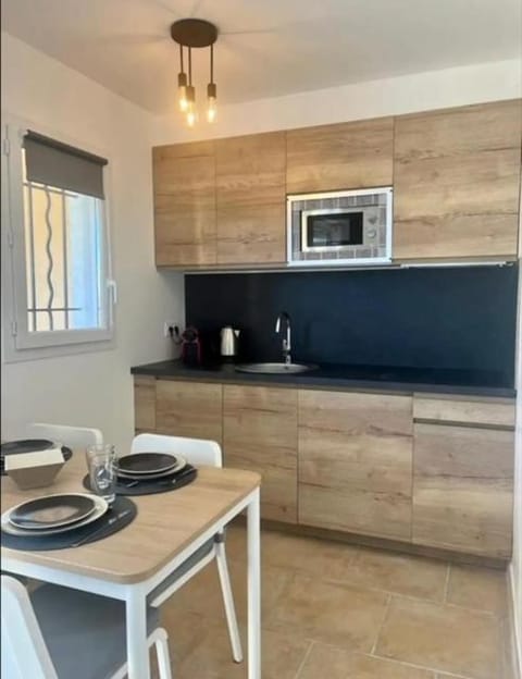 Kitchen or kitchenette, Dining area, toaster