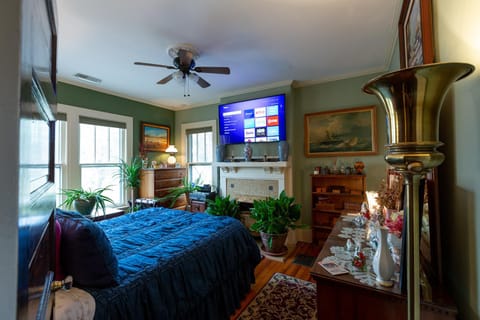 Bed, TV and multimedia, Bedroom, fireplace