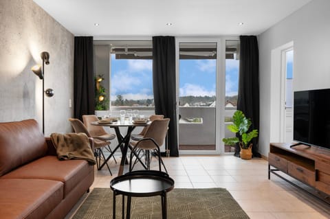 Communal lounge/ TV room, TV and multimedia, View (from property/room), Balcony/Terrace, Living room, Seating area, Dining area, Evening entertainment