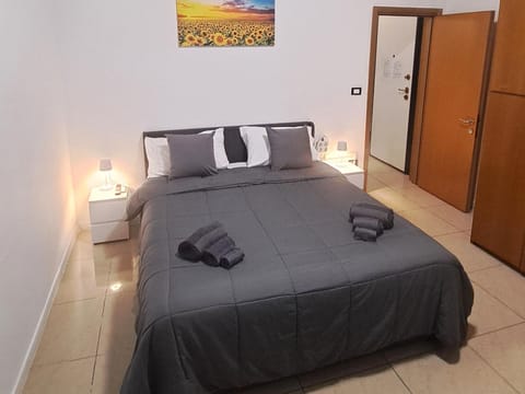 Bed, Photo of the whole room, Bedroom, internet, towels, wardrobe