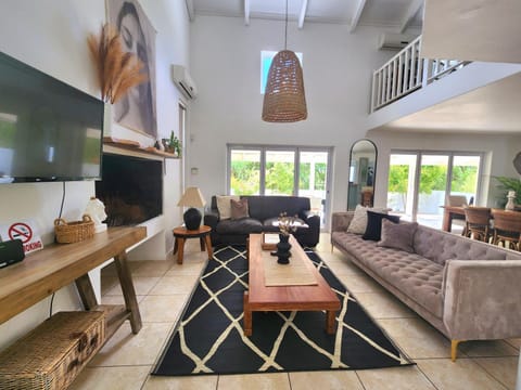 BBQ facilities, TV and multimedia, Living room, Seating area, fireplace, air conditioner