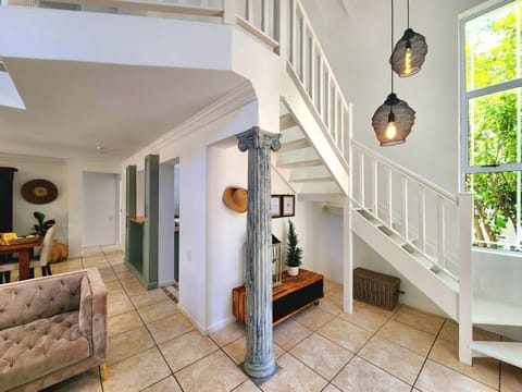 Facade/entrance, Living room, Seating area