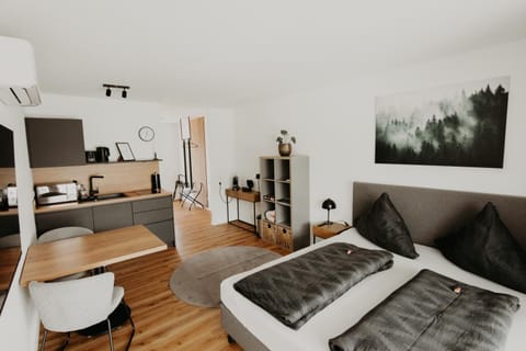 Bed, TV and multimedia, Kitchen or kitchenette, Living room, Photo of the whole room, Seating area, Dining area, Bedroom, minibar