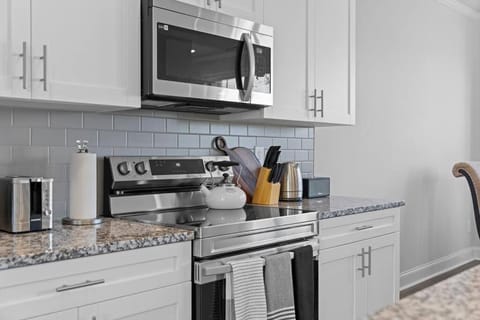 Luxury 2 bedrooms, 2.5 baths House in Lawrenceville