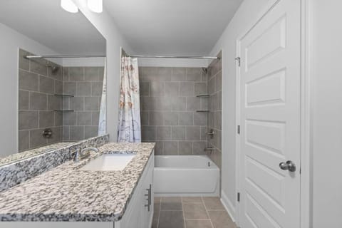 Luxury 2 bedrooms, 2.5 baths House in Lawrenceville