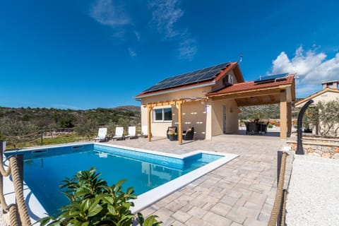 Property building, Patio, Day, Natural landscape, Mountain view, Pool view, Swimming pool, sunbed